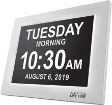 Day Clock - Reloj Digital Grande, Sin Abreviaturas, Para Ancianos y Pacientes con Demencia - 5 Opciones de Alarmas y Recordatorios de Medicamentos - 1 Año de Garantia (White)