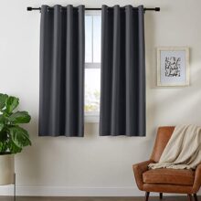 AmazonBasics Juego de cortinas para bloqueo de luz y aislamiento térmico, con ojales y alzapaños, 106 x 160 cm (42 x 63"), negro (2 paneles)