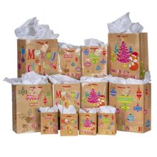 Besti - Juego de 28 bolsas de regalo para día festivo, 4 pequeñas, 4 medianas, 4 grandes bolsas de papel café para regalos de varios tamaños, 4 hojas de papel de regalo para caja de regalo, 4 hojas de papel de seda, cintas rojas, asas, tarjetas
